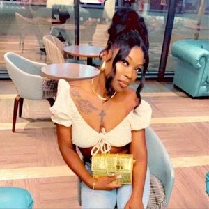 Meet your Posher, Amina